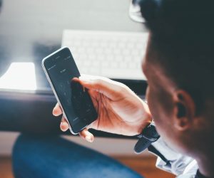Man met mobiel